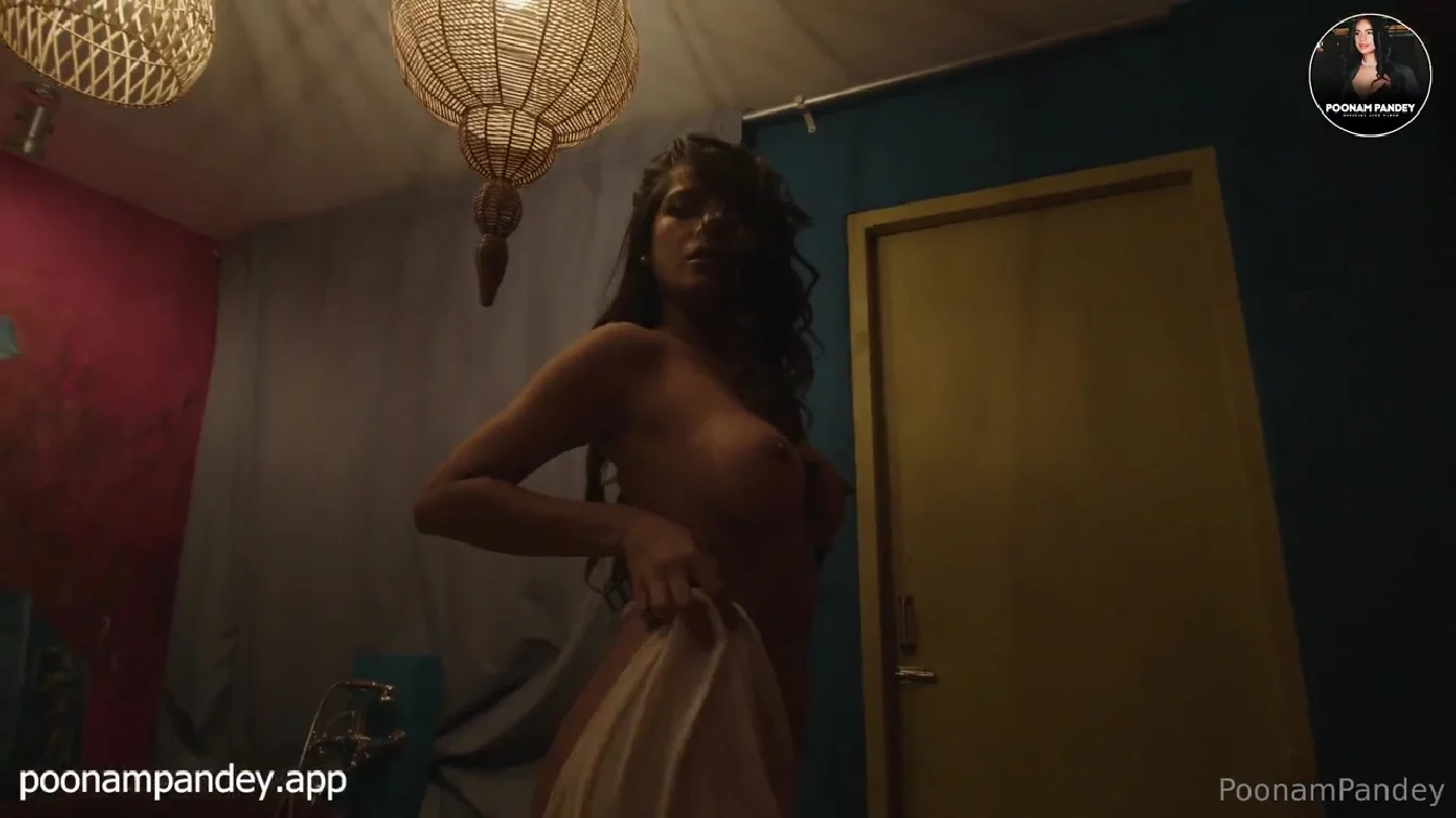 RED PoonamPandey
